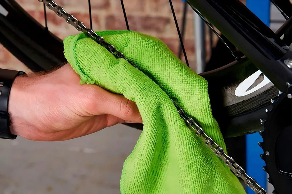Chain wiping with rag